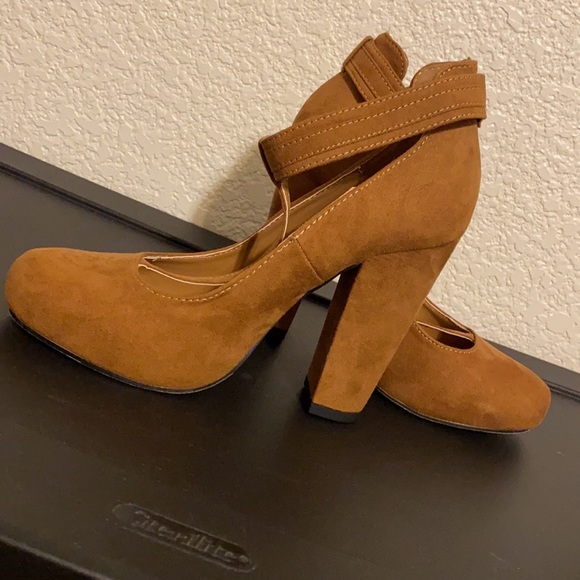 Pumps - Picture 3 of 6